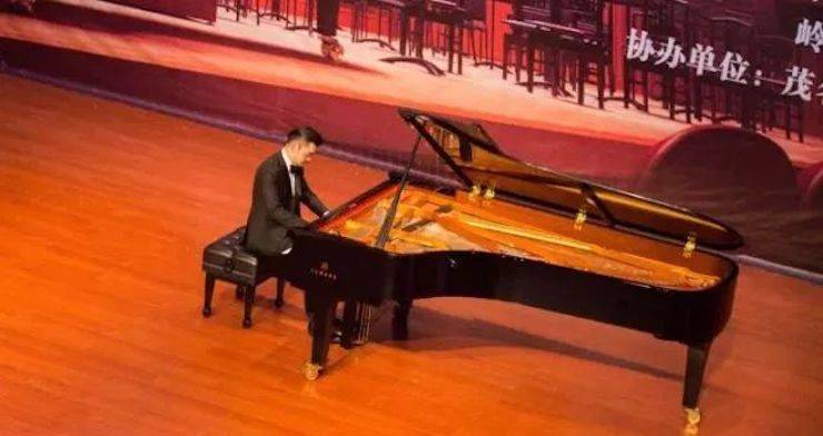 【回顾】2017钱柜777亚洲音乐奖学金-岭南师范学院颁奖典礼暨钱柜777艺术家孙鹏杰钢琴独奏音乐会及大师班活动成功举办
